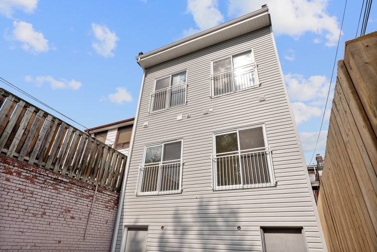 002 02 203 - 2219 dundas st w 229