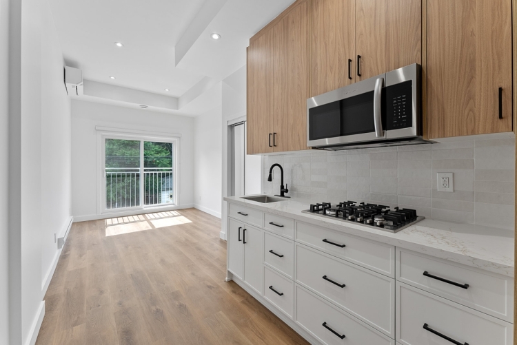 007 07 203 - 2219 dundas st w 726
