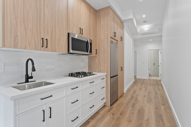 008 08 203 - 2219 dundas st w 113
