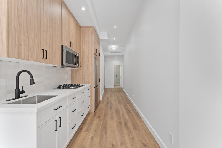 009 09 203 - 2219 dundas st w 763