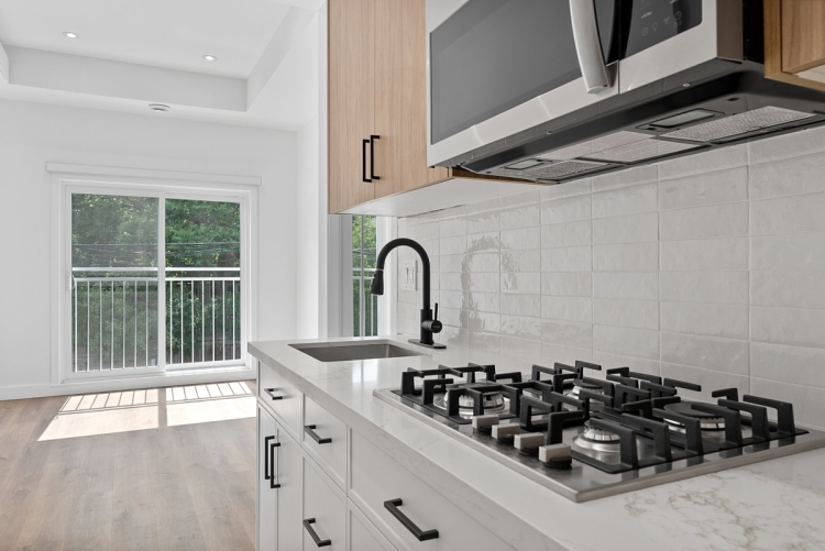 010 10 203 - 2219 dundas st w 399