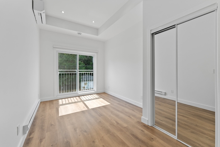 011 11 203 - 2219 dundas st w 245